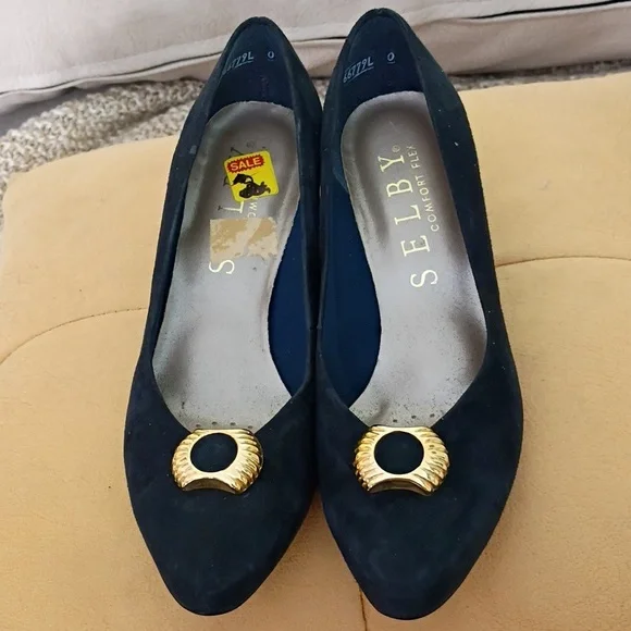 NWT.Selby Vintage Navy Heels with Gold Accent - Picture 2 of 10